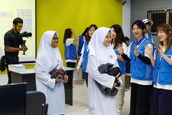 말레이시아 쿠알라룸푸르에 위치한 현지 중학교에서 삼성전자 임직원들이 첫 수업에 들어온 학생들을 반갑게 맞이하고 있다. ⓒ삼성전자