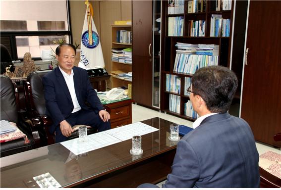 수협은행 권재철 수석부행장(오른쪽)이 지난 25일, (사)한국수산회를 방문해 김영규 회장(왼쪽)에게 범해양수산가족에 대한 금융지원 방안의 취지를 설명하고 동참을 권유하고 있다.ⓒ수협은행