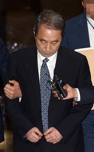 가습기 살균제 사망사건으로 재판에 넘겨진 신현우 전 옥시레킷벤키저 대표(69)가 2심에서 징역 6년을 선고받았다.ⓒ연합뉴스