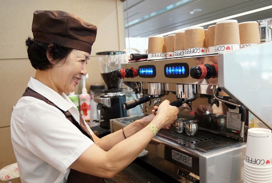용인수지구청점에서 근무하는 신정희(女, 만69세) 시니어 바리스타가 커피를 만들고 있다.
ⓒ삼성전자