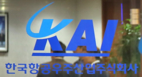 26일 한국거래소에 따르면 전날 기준 KAI는 지난 13일 주가와 비교해 14.75% 떨어졌고 LIG넥스원은 13.43% 상승했다. 사진=연합뉴스