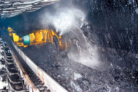 중국 네이멍구에 위치한 LG상사 완투고 광산에서 채탄기가 석탄을 채굴하고 있는 모습[사진=LG상사]