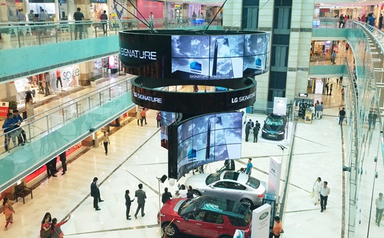 LG전자가 인도 구르가온에 위치한 쇼핑몰인 엠비언스몰(Ambience Mall)에 대형 올레드 사이니지를 설치했다. ⓒLG전자
