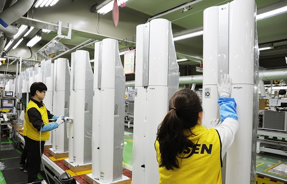 LG전자 직원들이 에어컨 생산라인에서 휘센 듀얼 에어컨을 생산하고 있다.ⓒLG전자