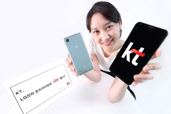KT는 8월 2일 LG전자의 ‘Q6’를 출시하고 전국 KT매장 및 직영 온라인 KT올레샵을 통해 판매를 시작한다고 밝혔다.ⓒKT