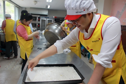 지난 6월 진행된 빵만들기 봉사에 고객과 직원들이 참여한 모습ⓒ현대백화점