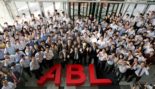 순레이 사장을 비롯한 ABL생명 직원들이 8월 1일 서울 여의도 본사에서 ABL생명의 출범을 축하하고 있다.