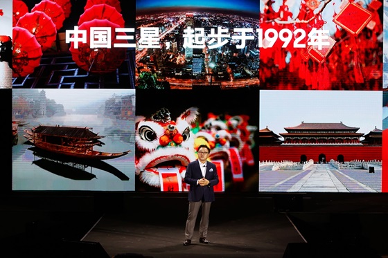 삼성전자 무선사업부 고동진 사장이 중국 베이징 외곽 구베이슈에이전에서 열린 제품 발표회에서 '갤럭시S8 시리즈를 소개하고 잇다. ⓒ삼성전자