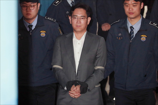 박근혜 전 대통령과 최순실에게 뇌물을 제공한 혐의를 받고 있는 이재용 삼성전자 부회장이 서울중앙지방법원에서 열리는 공판에 출석하고 있다. ⓒ데일리안 홍금표 기자