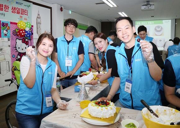 지난 4일 경기도 광주 어린이재단 한사랑 마을에서 현대제철 신입사원들이 장애인들과 함께 케이크를 만드는 등 뜻깊은 시간을 보냈다./현대제철 제공 

