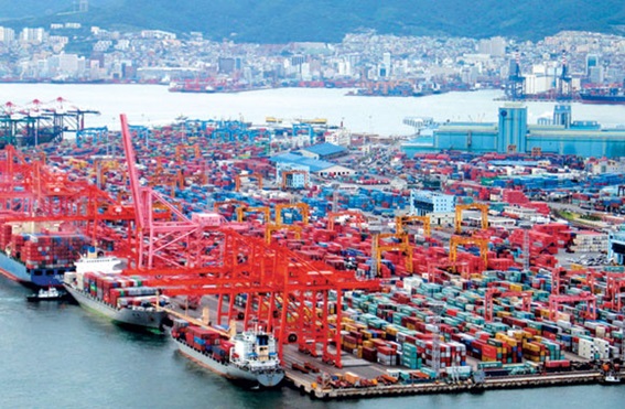 수출 예정인 콘테이너박스들이 항구에 대기하고 있다. ⓒ산업통상자원부