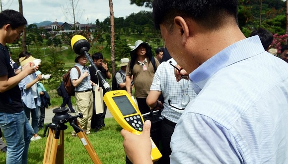 국방부와 환경부 관계자들이 지난 12일 경북 성주군 사드 부지 내부에서 전자파를 측정하고 있다. ⓒ연합뉴스