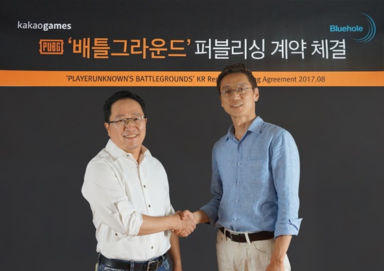 (사진 왼쪽부터) 조계현 카카오게임즈 대표, 김강석 블루홀  대표.ⓒ카카오게임즈