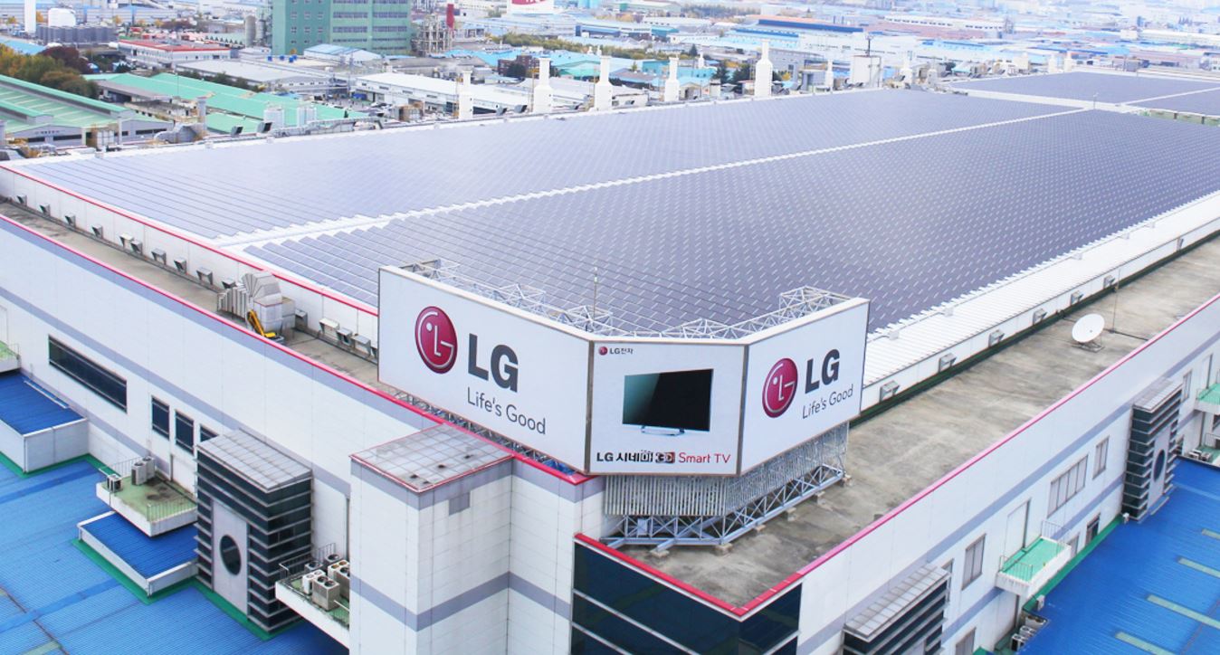 LG전자 구미공장 지붕에 설치된 태양광 설비.