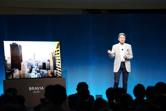 히라이 카즈오 소니 사장 겸 CEO가 CES 2017 기자 간담회에서 BRAVIA OLED TV를 소개하고 있다.ⓒ소니
