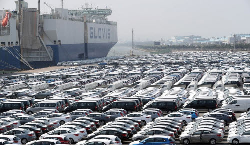 대미 수출을 앞두고 수출 선적부두에서 대기하고 있는 한국산 자동차들.ⓒ연합뉴스
