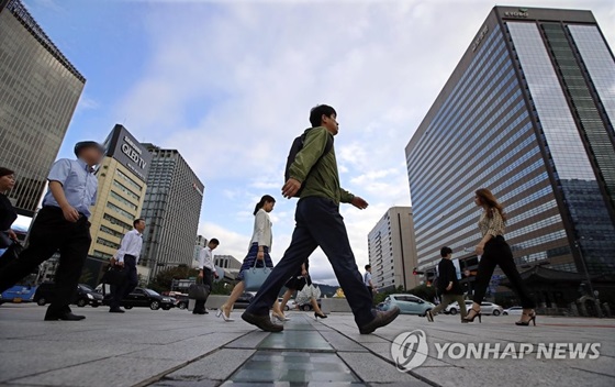 서울 종로구 광화문 세종대로 사거리에서 출근길 시민들이 발걸음을 옮기고 있는 모습.ⓒ연합뉴스