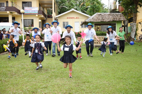 현대제철 글로벌 임직원 봉사단과 필리핀 어린이들이 함께 만든 풍선아트, 바람개비 등을 들고 즐거워 하고 있다.ⓒ현대제철