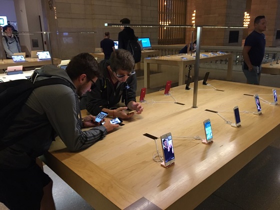 맨하탄 그랜드센트럴터미널 내 애플 직영점에서 현지 소비자들이 아이폰을 체험하고 있다. ⓒEBN