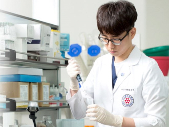 코오롱생명과학 연구원이 퇴행성관절염 유전자 치료제 '인보사'를 연구하고 있다. [사진=코오롱그룹 블로그]