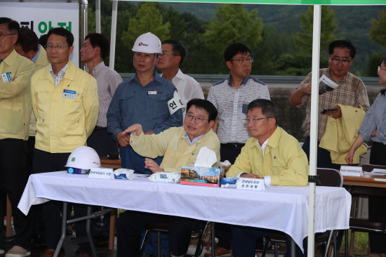 김정래 한국석유공사 사장(테이블 왼쪽)과 김갑섭 전라남도 행정부시장이 을지연습 통합훈련을 참관하고 있다.