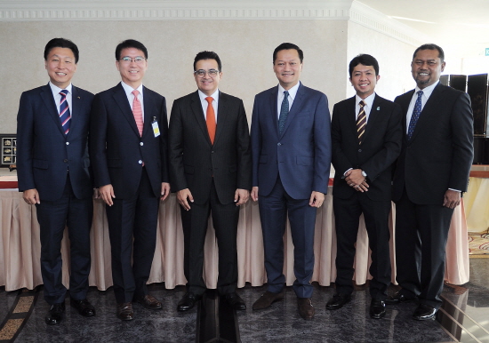 24일 말레이시아 쿠알라룸푸르 페트로나스 본사에서 열린 LNG 장기구매 계약 체결식에서 S-OIL 오스만 알 감디 CEO(왼쪽 3번째), 페트로나스 업스트림의 다툭 아누아르 타이브(Datuk Anuar Taib) EVP & CEO(오른쪽 3번째) 등 양사 관계자들이 계약서에 서명한 뒤 기념촬영을 하고 있다.