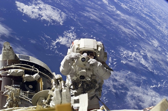 니콘 카메라가 우주에서 활약하고 있는 모습.ⓒ니콘이미징코리아