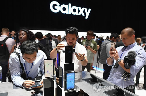 미국 뉴욕에서 개최된 갤럭시노트8 언팩행사를 찾은 사람들이 갤럭시노트8을 사용해보고 있다. ⓒ연합뉴스