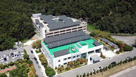 두산중공업 창원 본사 건물 옥상에 설치된 에너지저장장치(ESS) 연계 태양광 발전소 전경.ⓒ두산중공업