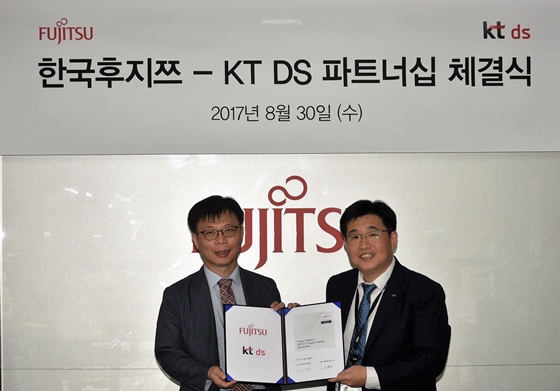 KT DS 영업본부장 이강수 상무(왼쪽)와 한국후지쯔 전략마케팅본부장 백종도 이사가  양사 간 파트너십 계약을 체결하고 기념사진을 촬영하고 있다.ⓒ한국후지쯔