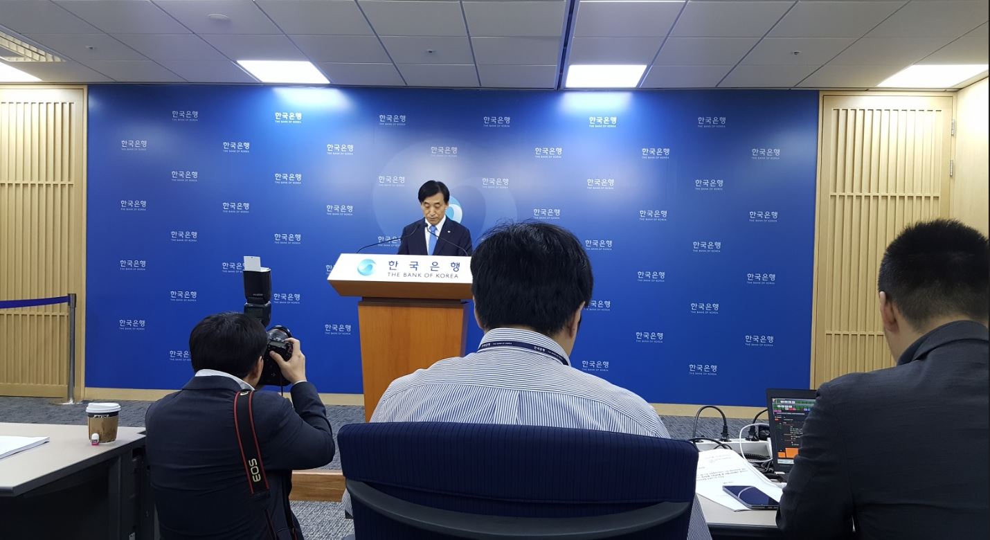 이주열 한국은행 총재가 기준금리 동결 배경을 설명하고 있다.ⓒ백아란기자
