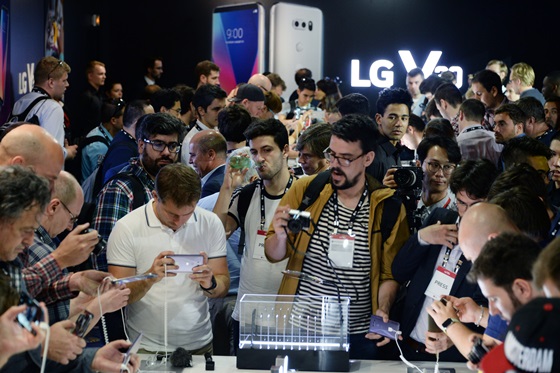 지난달 31일 LG전자의 하반기 전략폰 'V30'가 독일 베를린에서 공개된 가운데 관람객들이 전시장에서 제품을  살펴보고 있다. ⓒLG전자