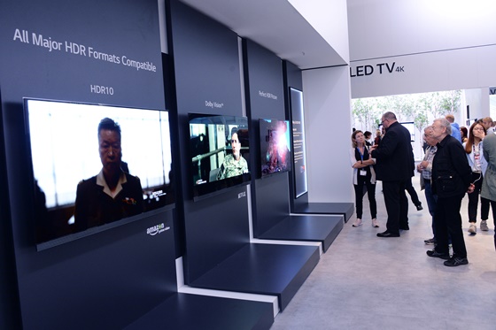 LG전자는 1일부터 6일까지 독일 베를린에서 열리는 'IFA 2017'에서 'LG 올레드 TV'만이 보여줄 수 있는 완벽한 HDR 영상 기술을 시연하고 있다.ⓒLG전자