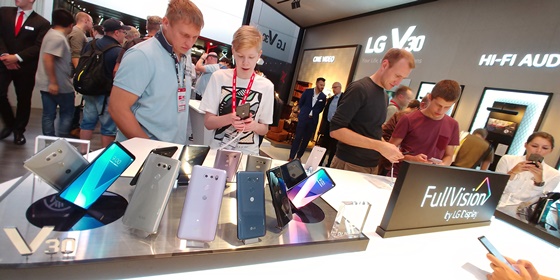 LG전자는 'IFA 2017'에서 프리미엄 스마트폰 ‘LG V30’을 사용해볼 수 있는 체험존을 운영한다. 체험존에서 관람객들이 LG V30을 사용해보고 있다.ⓒLG전자