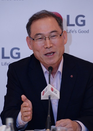 LG전자 H&A사업본부장 송대현 사장이 2일 독일 베를린에서 기자간담회를 열고 생활가전 사업 전략 구상을 공개했다.ⓒLG전자
