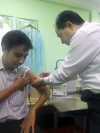 SK케미칼이 미얀마에 긴급 공급한 스카이셀플루 4가가 미얀마 현지 병의원에서 접종되고 있다[사진=SK케미칼]