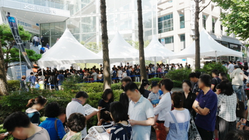 8.2대책 이후 강남 첫 분양 단지인 '신반포 센트럴자이'에는 지난 주말 동안 총 2만5000여명의 방문객이 다녀갔다.ⓒGS건설