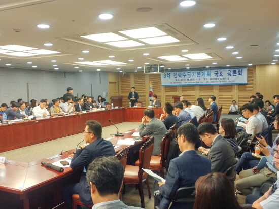 6일 국회의원회관 제2세미나실에서 개최된 제8차 전력수급기본계획 국회공론회에 많은 관계자들이 참석했다. ⓒEBN