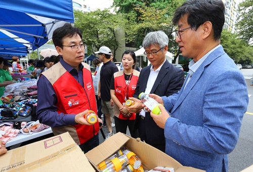 송파구 신천동에 위치한 잠실진주아파트에서 롯데마트와 녹색소비자연대가 함께 준비한 '나눔이 그린 바자회'가 열리고 있다.ⓒ롯데마트