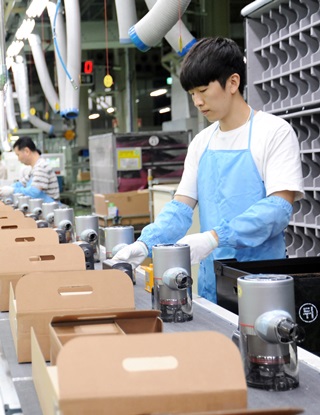 LG전자 직원이 무선청소기 코드제로 A9의 밀려드는 주문량을 소화하기 위해 주말인 10일 경남 창원시에 있는 청소기 생산라인에서 제품을 생산하고 있다. ⓒLG전자
