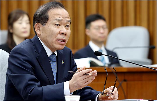 지난 6월 7일 국회에서 열린 인사청문회에 참석한 김이수 헌법재판소장 후보자가 의원들의 질의에 대답하고 있다.ⓒ데일리안포토