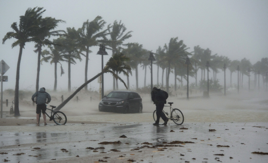 허리케인 '어마'가 10일(현지시간) 미국 플로리다주에 상륙한 가운데 포트로더데일 해안가에 강풍과 폭우가 몰아치고 있다.ⓒ연합뉴스