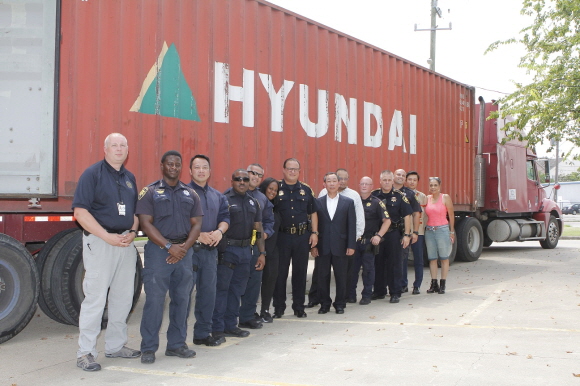 현대상선 미주총괄 김수호 전무(왼쪽에서 여덟 번째)가 미국 휴스턴 지역재난구호센터에 구호물품을 전달하고 있다.ⓒ현대상선