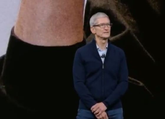 팀 쿡 애플 CEO가 12일 오전 10시(현지시간·한국시간 13일 오전 2시) 미국 캘리포니아주 신사옥에 건립된 '스티브 잡스 극장(Steve Jobs Theater)'에서 신제품을 발표하고 있다.ⓒ애플 키노트 라이브 방송 캡처