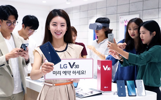 LG전자가 오는 14일부터 20일까지 일주일간 전략 프리미엄 스마트폰 'V30' 예약 판매를 실시한다. ⓒLG전자