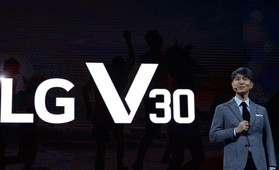 V30을 소개하는 조준호 LG전자 MC사업본부장. ⓒLG전자