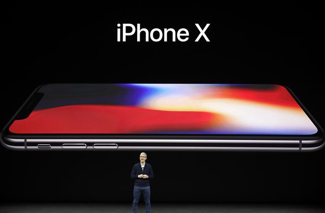 14일 금융투자업계에 따르면 지난 12일(현지 시간) 애플이 아이폰 8 시리즈와 아이폰 X를 공개한 이후 국내 부품주들의 주가에도 관심이 높아졌다.ⓒ연합뉴스