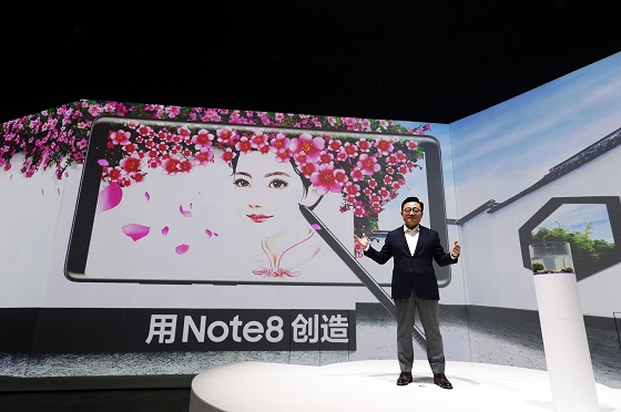 삼성전자 무선사업부 고동진 사장이 중국 베이징 798 예술구에서 열린 제품 발표회에서 '갤럭시 노트8'을 소개하고 있다. ⓒ삼성전자