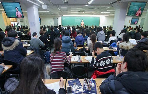 노량진 모 공무원 학원에서 한국사 강의를 듣고 있는 공무원 준비생들의 모습ⓒ연합뉴스