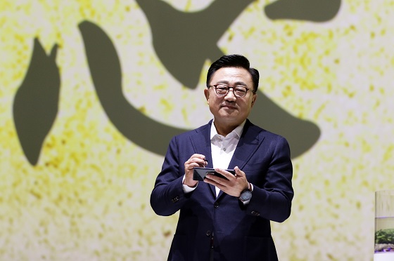 삼성전자 무선사업부 고동진 사장이 중국 베이징 798 예술구에서 열린 제품 발표회에서 '갤럭시노트8'을 소개하고 있다.
ⓒ삼성전자